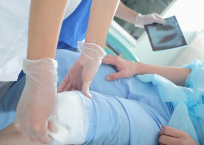 Training in first aid at knee injury